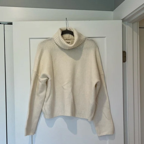 Abercrombie Turtleneck Sweater (Size Small, Off-White Color) - Picture 2 of 7